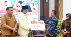 Wako Erman Safar Serahkan Bantuan Atensi dari Sentra Handayani Jakarta