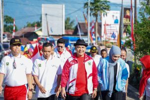 Jalan Santai di Singkarak Dihiasi Merah Putih, Bupati Solok: Lanjutkan Perjuangan Pahlawan