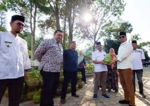 Wako Erman Safar bersama Anggota DPRD Bukittinggi Salurkan Bantuan Pokir Peduli Rakyat