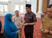 Pemko Bukittinggi Serahkan Bantuan PKH dan BPNT Tambahan Tahap III