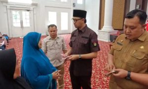 Pemko Bukittinggi Serahkan Bantuan PKH dan BPNT Tambahan Tahap III
