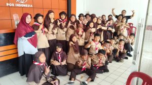 Murid SDN 63 Surabayo Kunjungi Kantor Pos Lubuk Basung