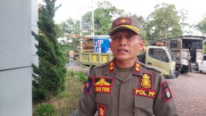 Satpol PP Kota Bukittinggi Tertibkan Baliho Bacaleg