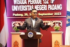 Bakar Semangat Wisudawan UNP, Epyardi Asda: Kunci Sukses Niat Untuk Orangtua