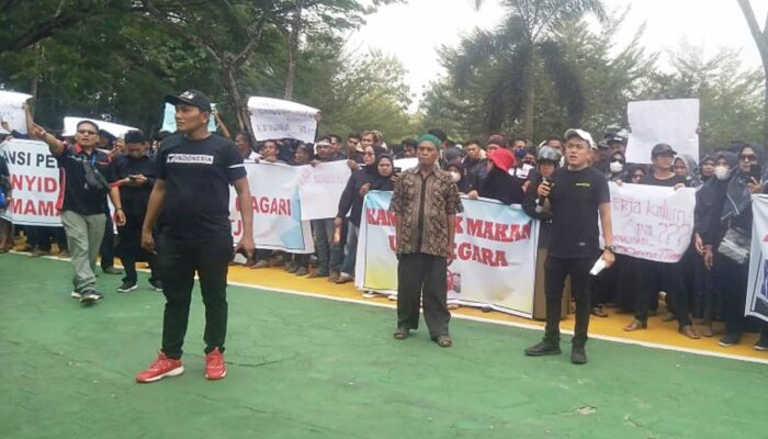 Kejari Dharmasraya Dikepung Warga Berpakaian Hitam, Bawa Keranda Mayat