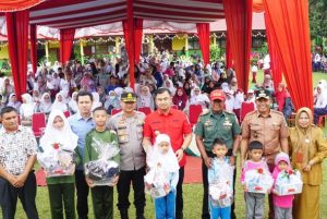 8.859 Pelajar Dharmasraya Terima Seragam Sekolah dari Sutan Riska
