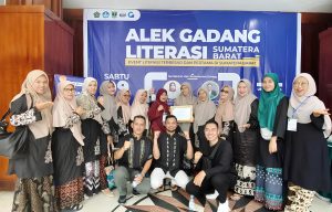 Kepala SMPN 6 dan Guru SMPN 2 Bukittinggi Terima Penghargaan Literasi