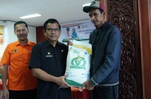 Pemko Bukittinggi Serahkan Bantuan Beras CPP Tahap II