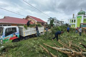 DLH Bukittinggi Bantu Warga Gotong Royong