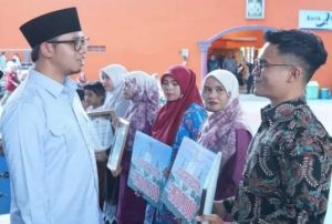 Pemko Bukititnggi Serahkan Inseftif Guru Non PNS