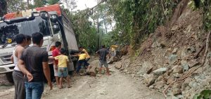 Longsor Kembali Terjang Tapan Pesisir Selatan, Satu Unit Fuso Tergelincir