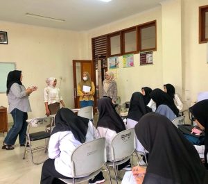 Mahasiswa kelas NR Peminatan Promosi Kesehatan UFDK Gelar Penyuluhan ISPA
