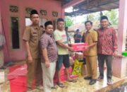 Dinsos Dharmasraya Serahkan Bantuan Korban Kebakaran