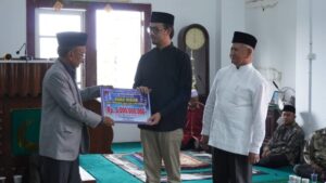 Wali Kota Bukittinggi Serahkan Dana Hibah Pembangunan Mesjid