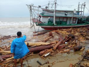13 Unit Kapal Bagan Nelayan Sutera Pessel Hanyut Terseret Gelombang Pasang