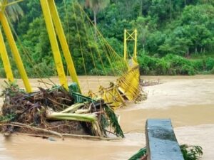 Jembatan Gantung Inunang Batang Kapas Putus, Akses Warga Terhambat