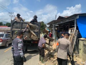 TNI-Polri Bersama Warga Bersinergi Bersihkan Material Longsor di Tarusan Pesisir Selatan