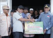 Pemprov Sumbar Salurkan 220 Ton Beras Cadangan Pangan untuk Warga Terdampak Bencana di Pesisir Selatan