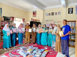 Hanya Dua Sekolah di Sumbar, SDN 06 Parit Antang Bukittinggi Terima Hadiah Ratusan Buku BIP Gramedia