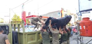 Satpol PP Kota Bukittinggi Tertibkan APK