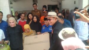 Bupati Solok Serahkan 100 Kompor Gas, Warga Terdampak Banjir Pessel Akhirnya Bisa Masak