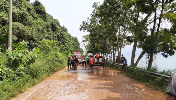 Damkar Kabupaten Solok Bersihkan Material Longsor, Jalan di Singkarak Bisa Dilalui