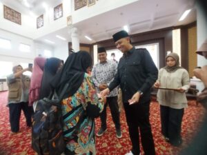 Pemko Bukittinggi Salurkan Bansos dan PKH
