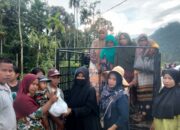 Lisda Hendrajoni Kembali Salurkan Bantuan Untuk Warga Terdampak Bencana di Nagari Duku Utara Pessel