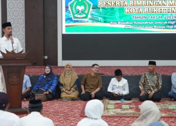 Wali Kota Bukittinggi Erman Safar membuka acara kegiatan manasik haji di rumah dinas Wali Kota Belakang Balok, Rabu (17/04).