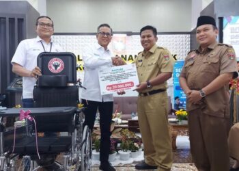 Direktur PT. Semen Padang Indrieffouny Indra  menyerahkan bantuan CSR untuk pemenuhan sarana dan prasarana disabilitas di Mall Pelayanan Publik (MPP) Kota Bukittinggi, Selasa (23/4)