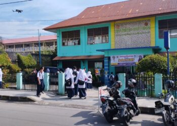 Tim Sobat SMP Goes to School Direktorat SMP Kemendikbudristek tengah melakukan pengambilan gambar di SMP Negeri 6 Kota Bukittinggi, Rabu(24/4).wetrizon