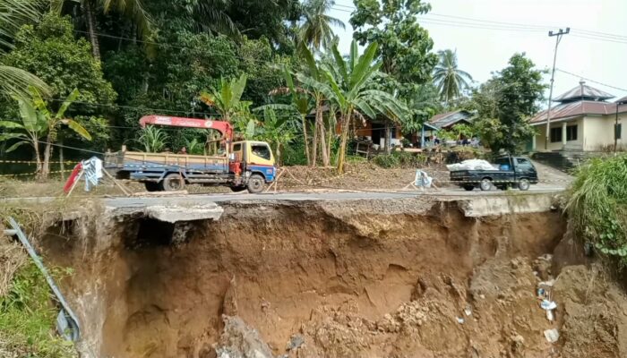 Bupati Suhatri Bur Minta Desak Pemprov Sumbar Perbaiki Jalan Provinsi, Kemana Gubernur?
