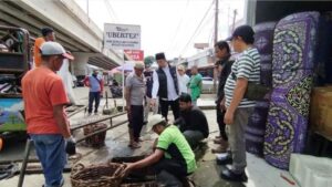 Pemko Bukittinggi Gotong Royong Bersihkan Drainase Pasar Aur Kuning
