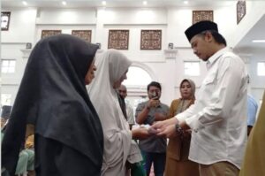 Pemko Bukittinggi dan Baznas Salurkan Zakat Program Bukittinggi Peduli Cerdas Makmur Sehat