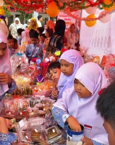 Aneka Jajanan Tradisional Dipasarkan dalam Panen Karya P5 SDN 01 Benteng Pasar Atas Kota Bukittinggi