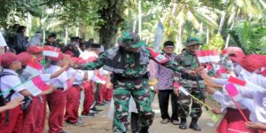 Sambut Kedatangan Komandan Satgas TMMD di Pesisir Selatan, Seratusan Siswa SD Kibarkan Bendera Merah Putih