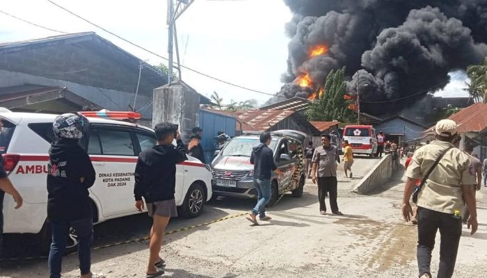 Kebakaran Pabrik Karet di Padang, Puskesmas Lubeg Dirikan Posko Kesehatan