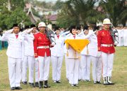 Tim Garuda Putih Paskibara Bukittinggi Turunkan Bendera Pusaka Merah Putih