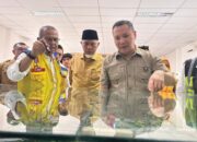 JALAN LAYANG—Deputi Infrastruktur Dasar Kemenko Infraswil, Muhammad Rachmat Kaimuddin didampingi Gubernur Sumbar, Mahyeldi Ansharullah tengah melihat miniatur rancangan Jalan Layang (Flyover) Sitinjau Lauik, saat kunjungan ke kawasan Sitinjau Lauik, Senin (27/10). Pemerintah bertekad mengebut pembangunan megaproyek senilai Rp2,8 triliun tersebut.
