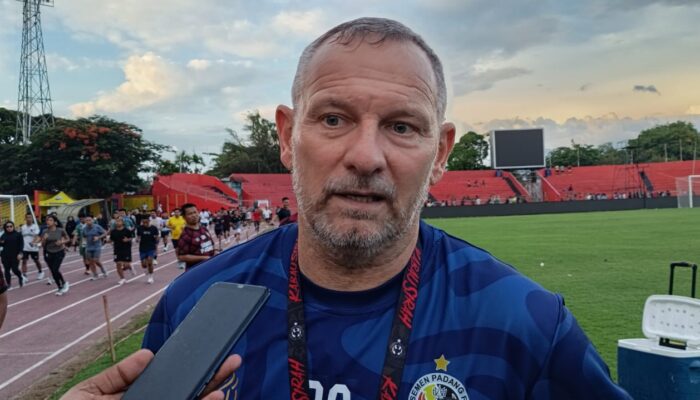 Dejan Antonic Belum Bisa Dampingi Semen Padang FC Lawan Malut United