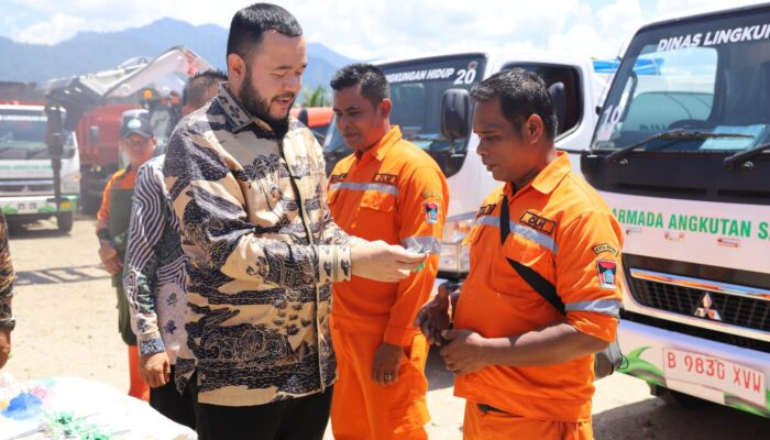 Fadly Amran Serahkan Armada Operasional ke DLH