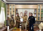 Kepala DLH Budi Waluyo Budi Waluyo, menerima surat komitmen partisipasi PT BRM untuk pengadaan kontainer sampah.
