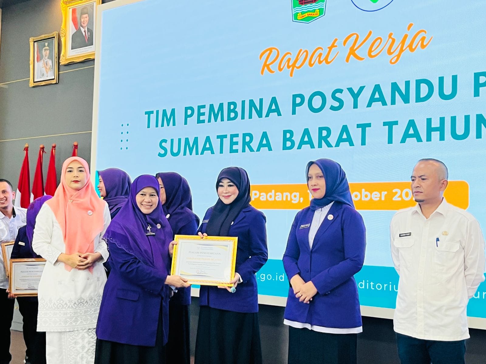 Terima Penghargaan