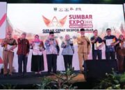 KETUA DPRD Sumbar, Muhidi bersama Gubernur Sumbar, Mahyeldi dan pemangku kepentingan terkait lainnya saat membuka Sumbar Expo 2025 bertajuk “Komoditi Ekspor, Gerak Cepat Ekspor Sumbar” di Hotel Trumtum Padang, Senin (27/10)