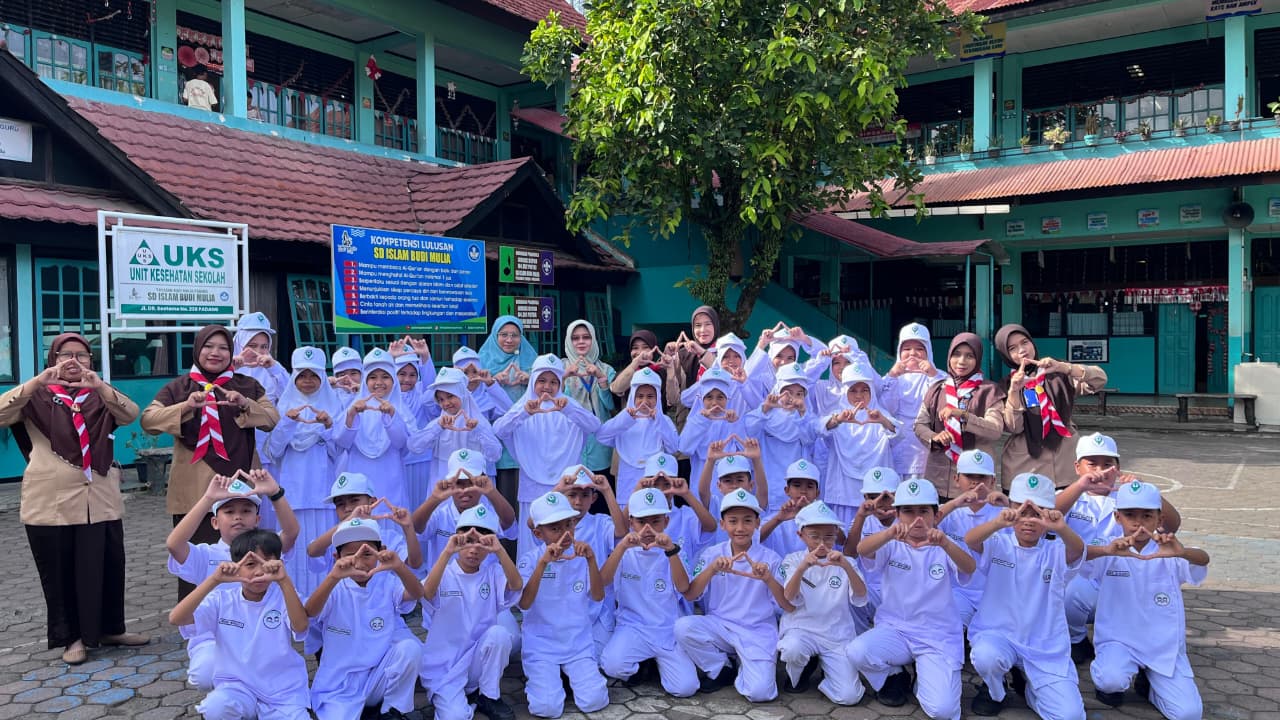Pelantikan 38 dokter kecil yang digagas Puskesmas Andalas bekerja sama dengan SD Islam Budi Mulia Padang.