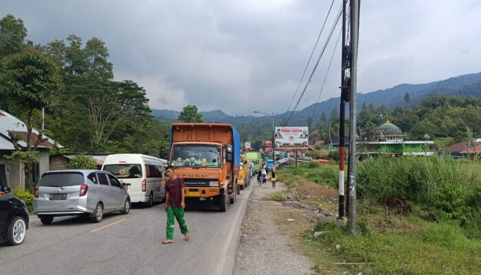 Fuso Mogok Picu Kemacetan Mengular di Jalur Padang–Solok, Pengendara Terjebak Hampir Satu Jam!