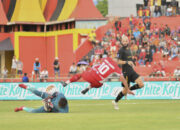 Pemain Semen Padang Fc Bruno Gomes terjatuh saat berduel dengan kiper Bhayangkara Presisi Lampung Fc dalam lanjutan BRI Super League di stadion Gor Agus Salim, Kota Padang, Senin (20/10). Dalam pertandingan tersebut Semen Padang Fc alami kekalah 0-1.