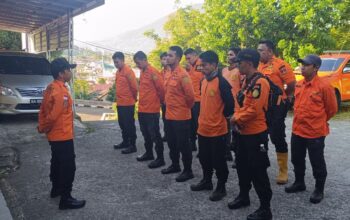 TIM SAR TURUN KE DASAR JURANG EVAKUASI KORBAN PEMBUNUHAN BAYI