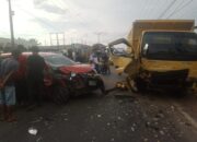 Truk Fuso Tabrak Minibus di Pesisir Selatan