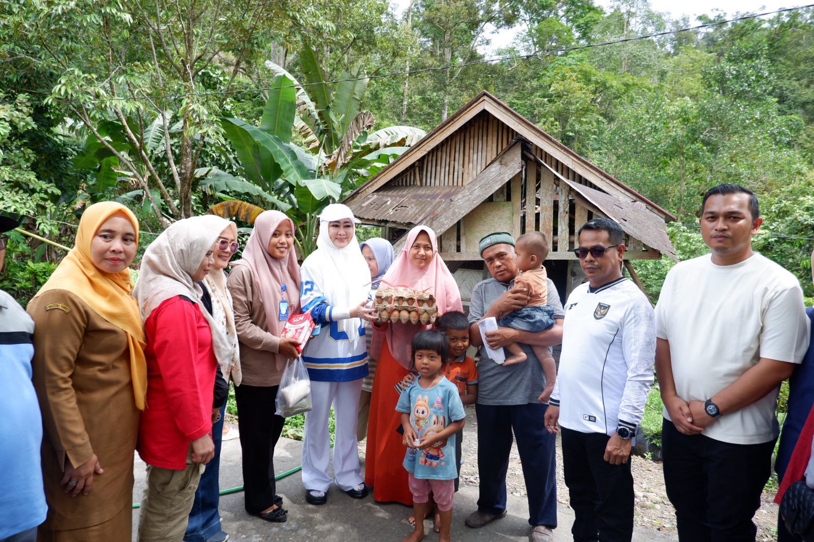 Warga Kurang Mampu di Ranah Ampek Hulu Tapan Terharu Terima Bantuan Rumah Layak Huni dari Pemkab Pessel